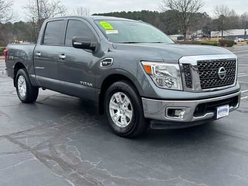 Used 2017 Nissan Titan SV image 8