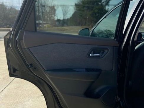 Used 2022 Nissan Rogue SV image 12