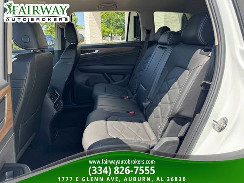 Used 2025 Volkswagen Atlas SE AWD/4WD image 11