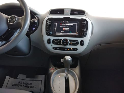 Used 2017 Kia Soul EV + FWD image 23