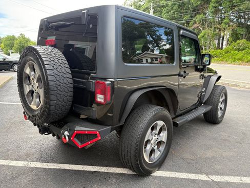 Used 2017 Jeep Wrangler Sahara AWD/4WD image 6
