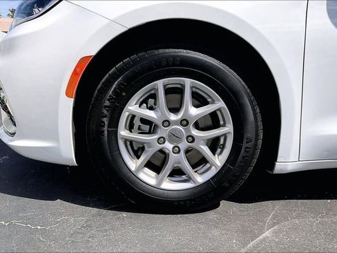 Used 2023 Chrysler Pacifica Touring-L FWD image 8