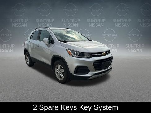 Used 2017 Chevrolet Trax LT w/ LT Convenience Package AWD/4WD image 9
