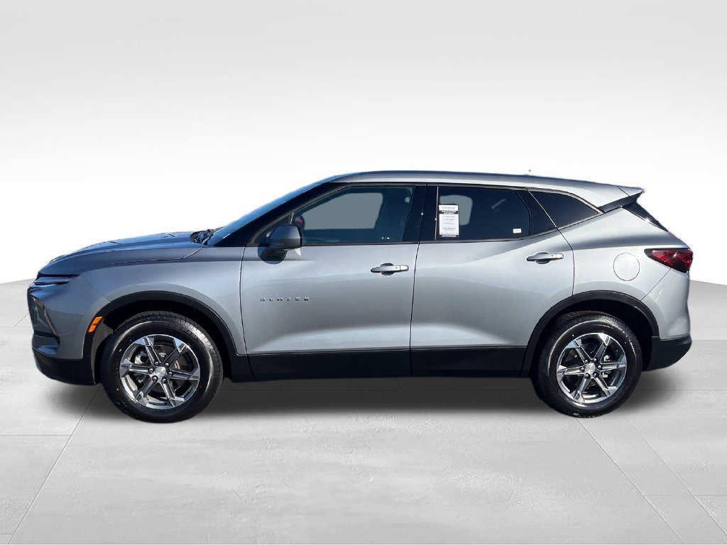 Used 2025 Chevrolet Blazer LT FWD image 2