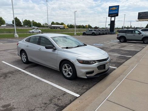 Used 2018 Chevrolet Malibu LS FWD image 1