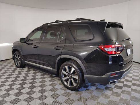 Certified 2023 Honda Pilot Touring image 3