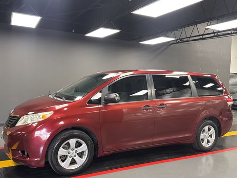 Used 2011 Toyota Sienna image 2