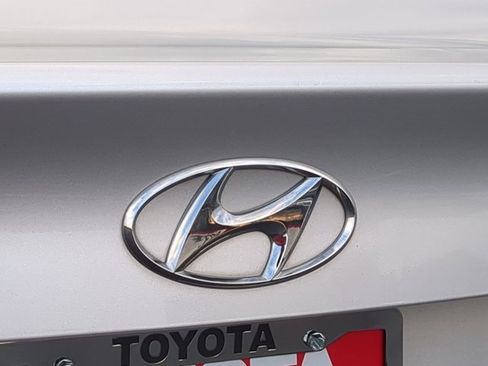 Used 2017 Hyundai Elantra SE image 25