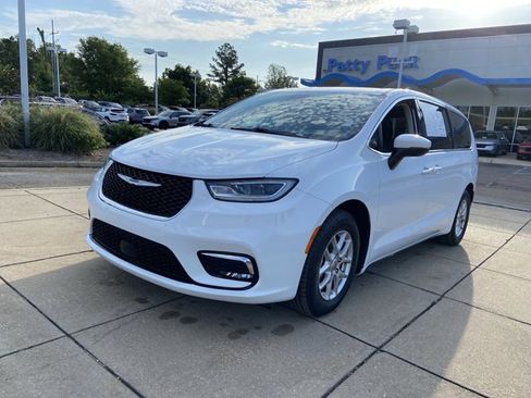 Used 2023 Chrysler Pacifica Touring-L FWD image 4
