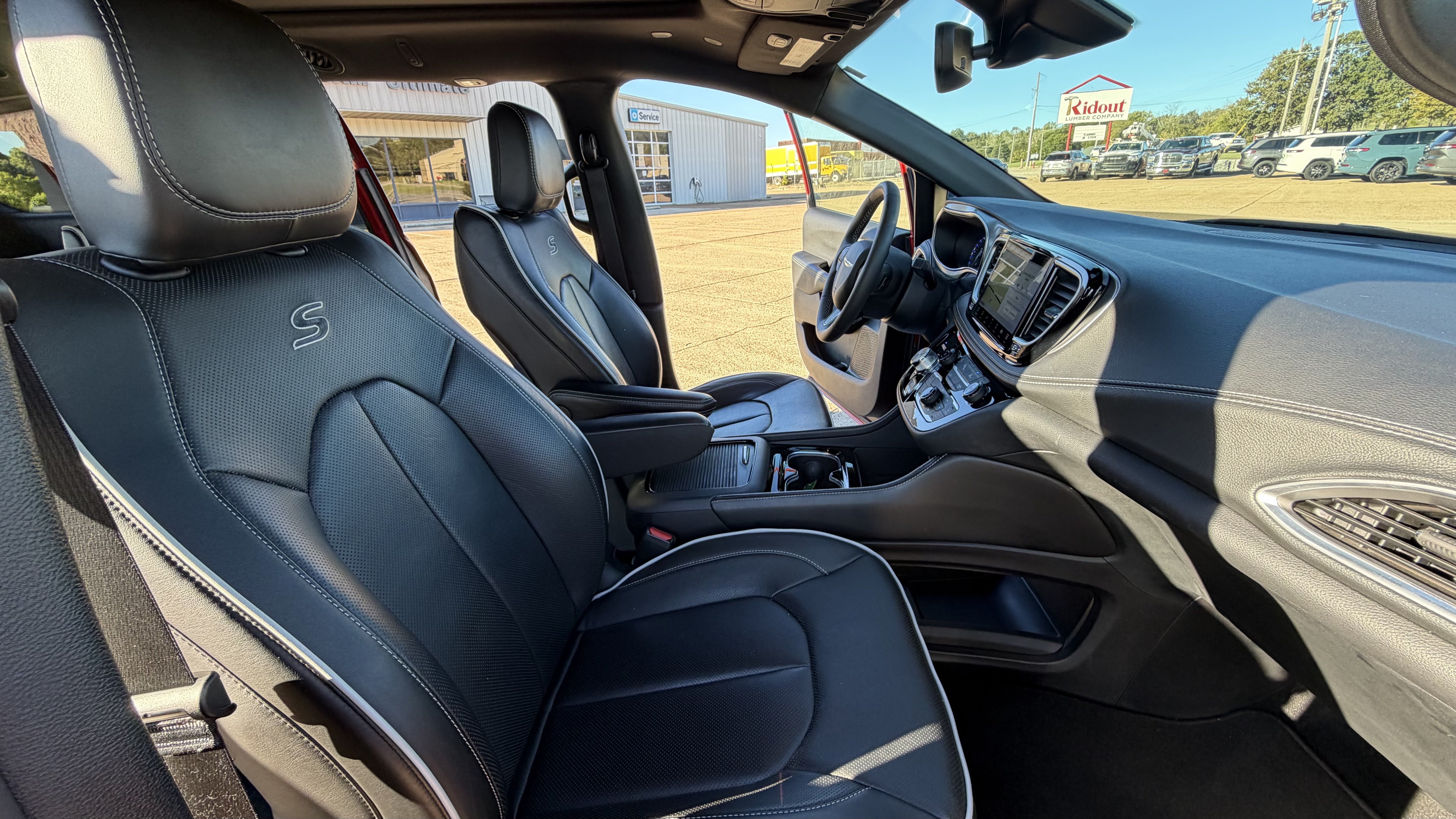 Used 2026 Chrysler Pacifica Limited w/ S Appearance Package FWD image 32