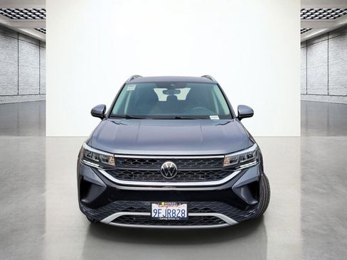 Certified 2023 Volkswagen Taos SE w/ Panoramic Sunroof Package AWD/4WD image 4