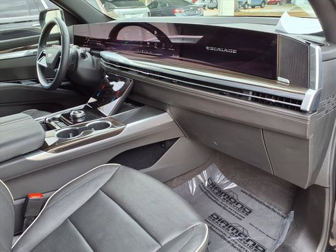 Certified 2025 Cadillac Escalade Premium Luxury image 8