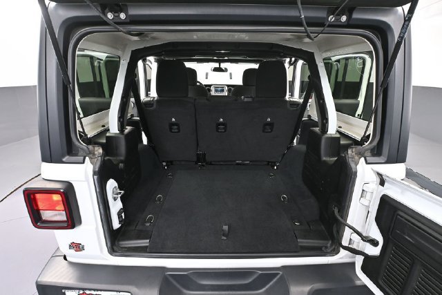 Used 2019 Jeep Wrangler Unlimited Sahara AWD/4WD image 32