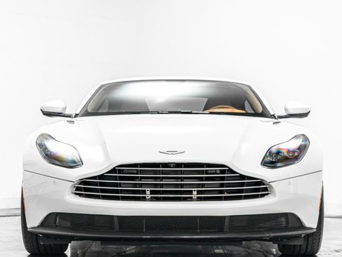 Used 2018 Aston Martin DB11 Coupe RWD image 4