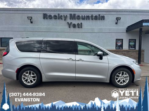 Used 2023 Chrysler Pacifica Touring-L FWD image 2