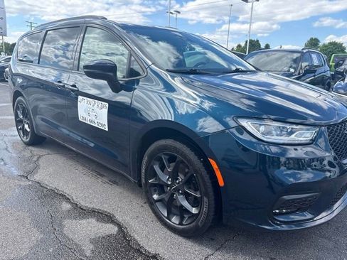 Used 2023 Chrysler Pacifica Touring-L w/ S Appearance Package AWD/4WD image 28