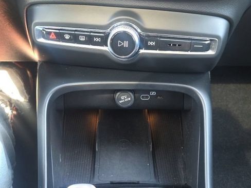 Used 2023 Volvo XC40 B5 Plus AWD/4WD image 33