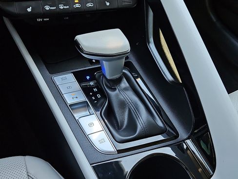 Used 2024 Hyundai Elantra Limited image 15