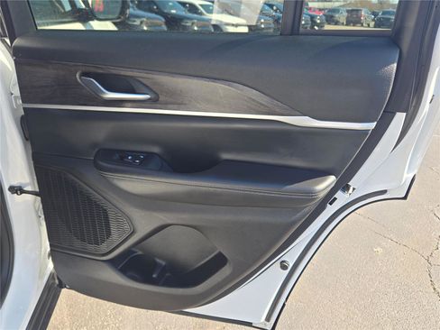 Used 2023 Jeep Grand Cherokee Limited image 9