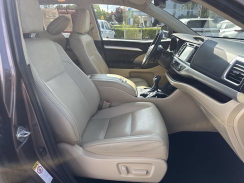 Used 2019 Toyota Highlander XLE FWD image 22