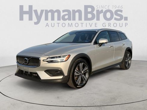 Used 2025 Volvo V60 B5 Cross Country Plus AWD/4WD image 7