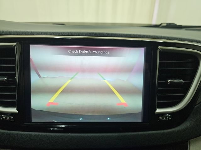 Used 2023 Chrysler Pacifica Touring-L FWD image 9
