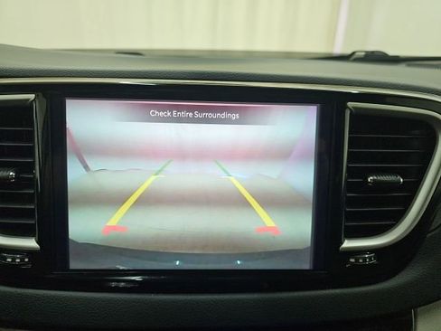 Used 2023 Chrysler Pacifica Touring-L FWD image 9