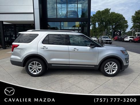 Used 2017 Ford Explorer XLT w/ Equipment Group 202A FWD image 5