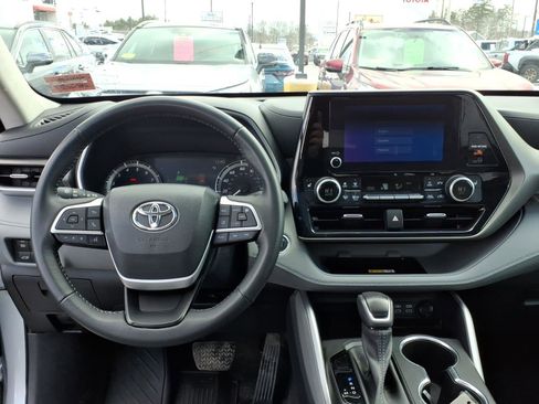 Used 2023 Toyota Highlander XLE image 8