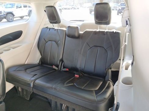 Used 2023 Chrysler Pacifica Touring-L image 10