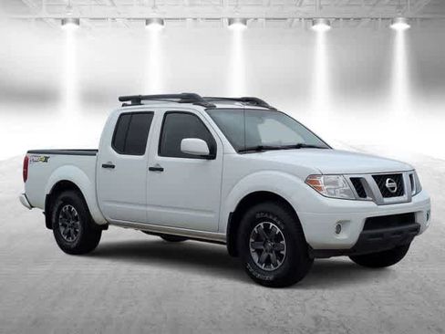 Used 2018 Nissan Frontier PRO-4X image 2