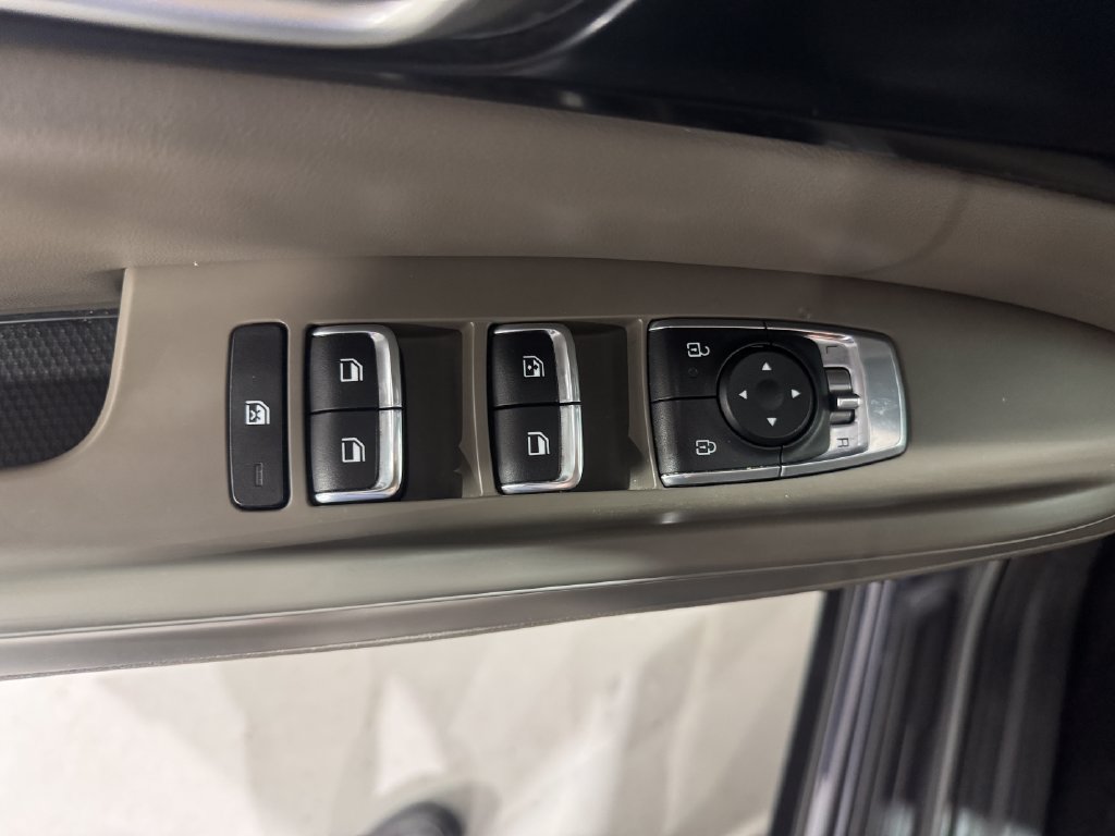 Used 2025 Kia Carnival FWD image 17