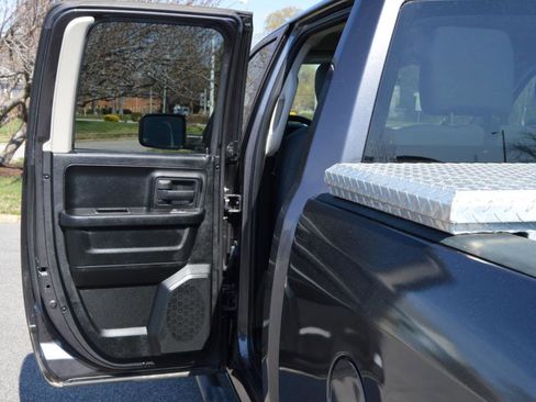 Used 2017 RAM 1500 Express image 12