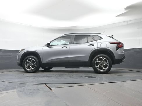 Used 2025 Chevrolet Trax LT FWD image 24