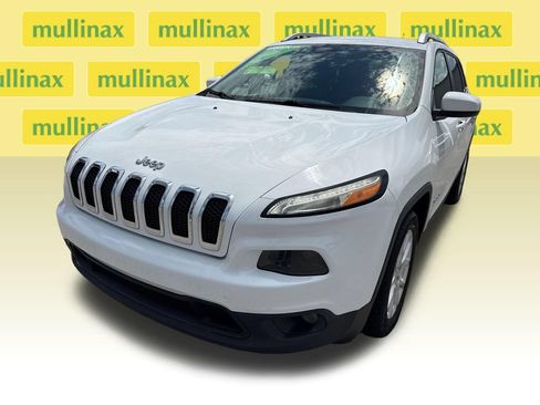 Used 2016 Jeep Cherokee Latitude FWD image 9