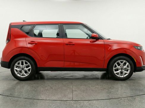 Used 2025 Kia Soul LX w/ LX Technology Package FWD image 11