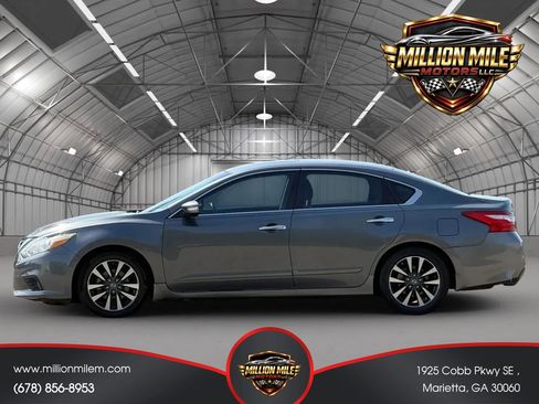 Used 2017 Nissan Altima 2.5 SL w/ Moonroof Package FWD image 8