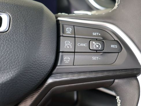 Used 2024 Jeep Grand Cherokee L Altitude AWD/4WD image 24