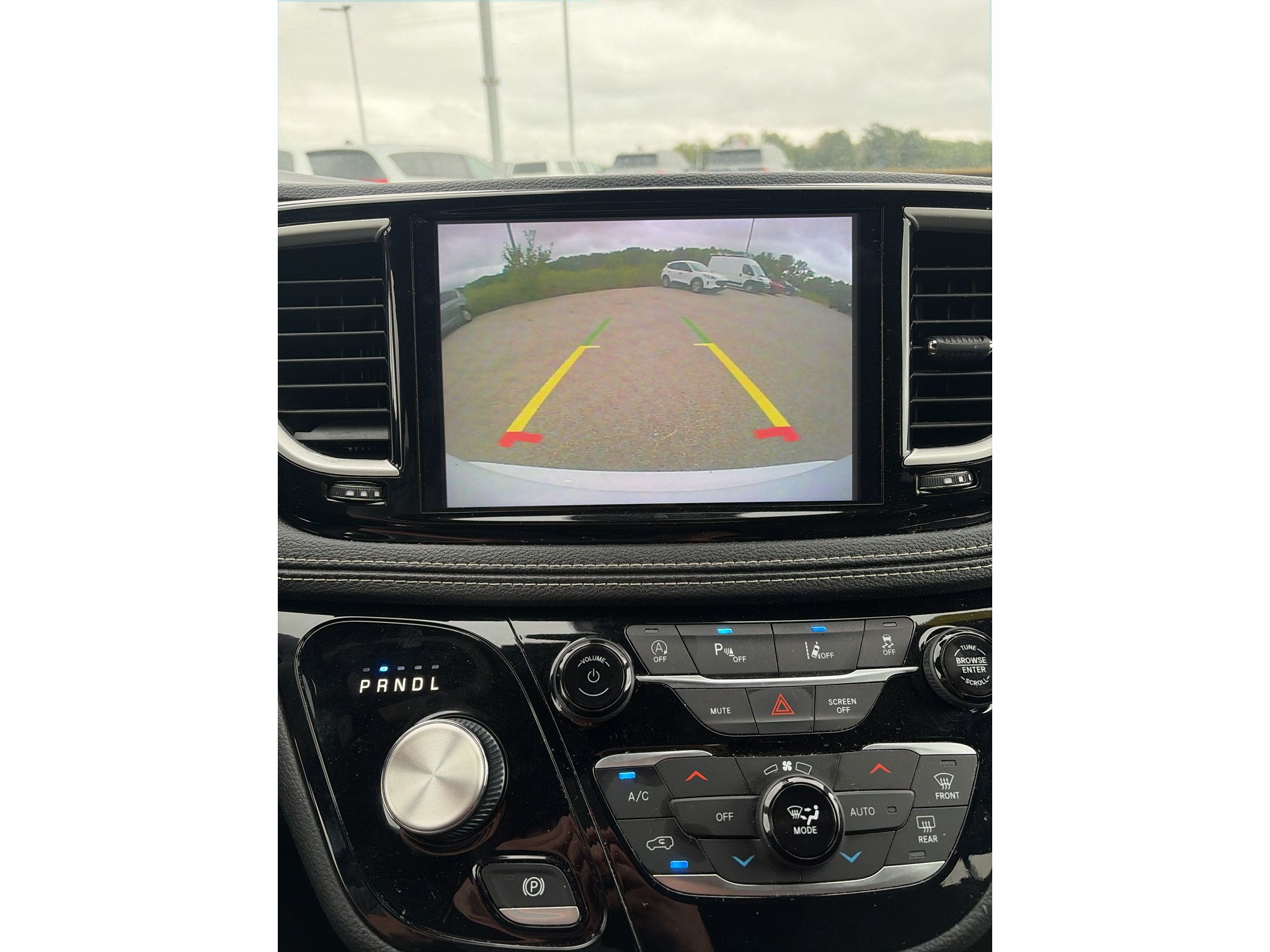 Used 2023 Chrysler Pacifica Touring FWD image 9