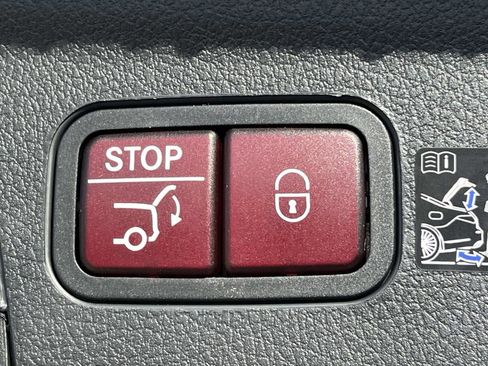 Used 2025 Mercedes-Benz GLE 350 4MATIC image 11