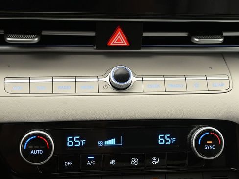 Used 2025 Hyundai Elantra Limited image 19