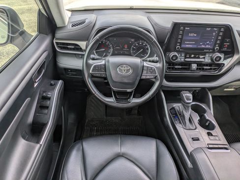 Used 2021 Toyota Highlander XLE FWD image 15