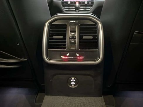 Used 2023 Porsche Macan AWD/4WD image 36