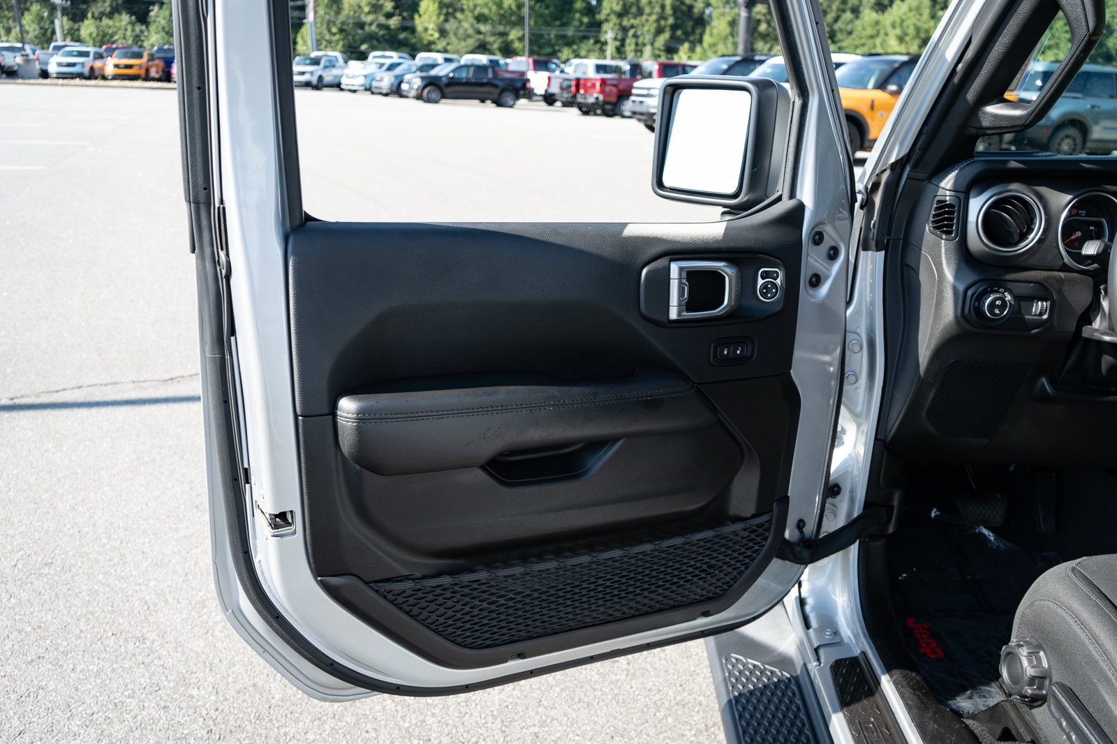 Used 2023 Jeep Gladiator Overland AWD/4WD image 16