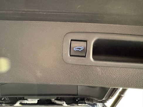 Used 2021 Toyota Highlander XLE AWD/4WD image 35