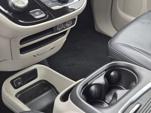 Used 2023 Chrysler Pacifica Touring-L FWD image 9