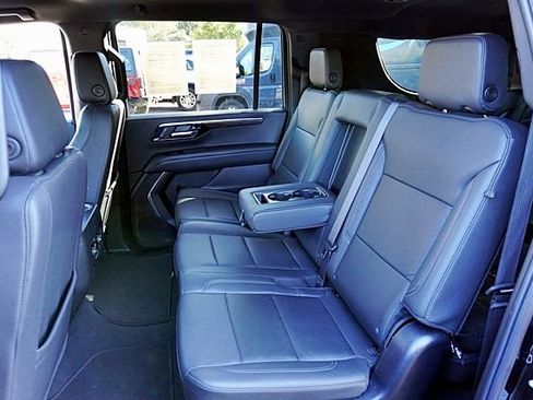 Used 2025 Chevrolet Suburban Z71 image 16