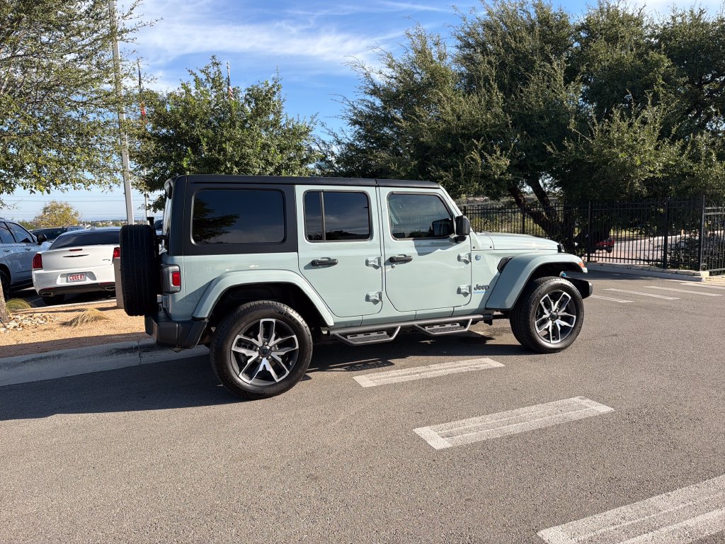 Used 2024 Jeep Wrangler Unlimited w/ Convenience Group AWD/4WD image 10