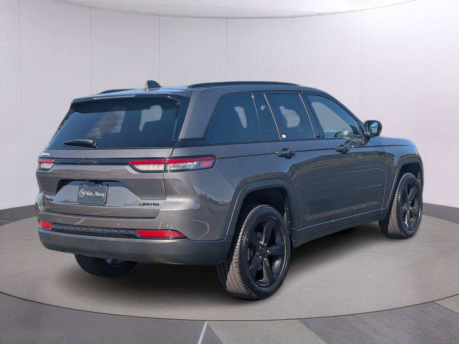 Used 2025 Jeep Grand Cherokee Limited w/ Black Appearance Package AWD/4WD image 5
