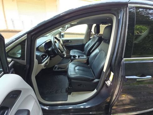 Used 2020 Chrysler Pacifica Touring-L w/ Advanced Safetytec Group FWD image 10